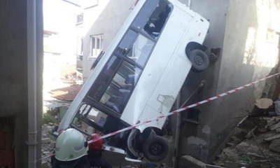 Freni patlayan yolcu minibüsü binaya çarparak bahçeye uçtu