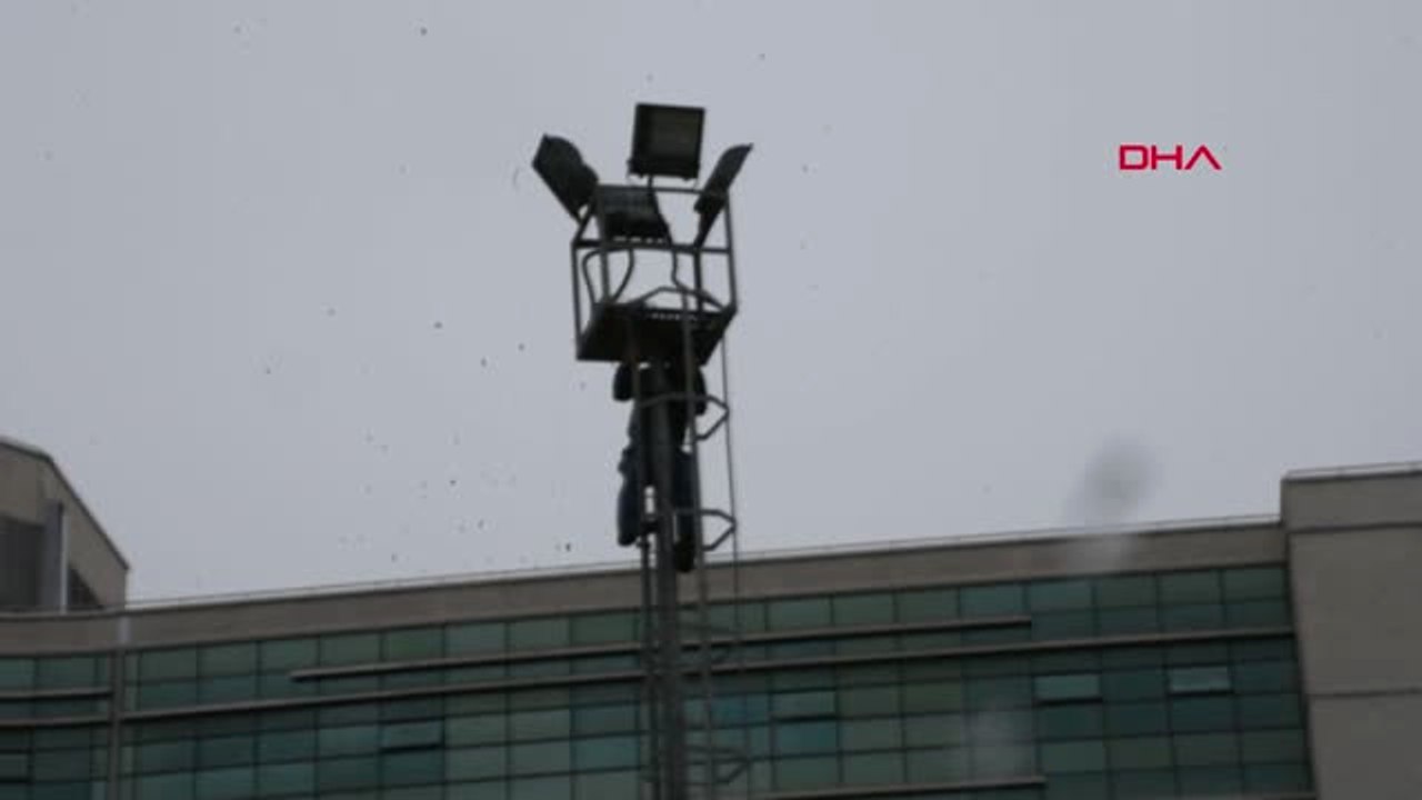 Malatya Aydınlatma Direğinde İntihara Kalkışan Genci Polis İkna Etti