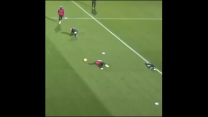 Raheem Sterling se ridiculise en essayant de dribbler Leroy Sané