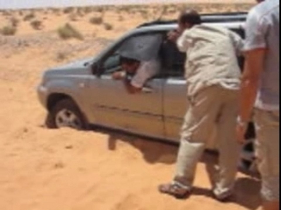 SOS:TUNISIA NISSAN X-TRAIL IN THE DESERT SAND
