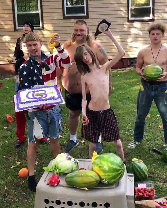 Des jeunes américains font du n'importe quoi avec des aliments