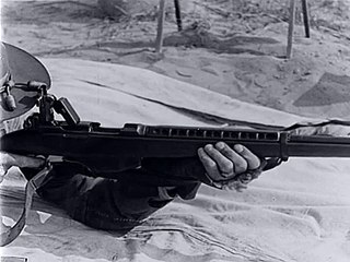 The Garand Model 1921 SPAR7013 experimental semi-automatic rifle compared with the Pedersen T1 and US M1903 rifles (1924)