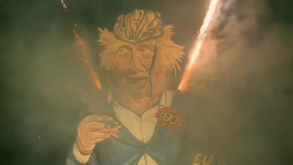 Έκαψαν ομοίωμα του Μπόρις Τζόνσον