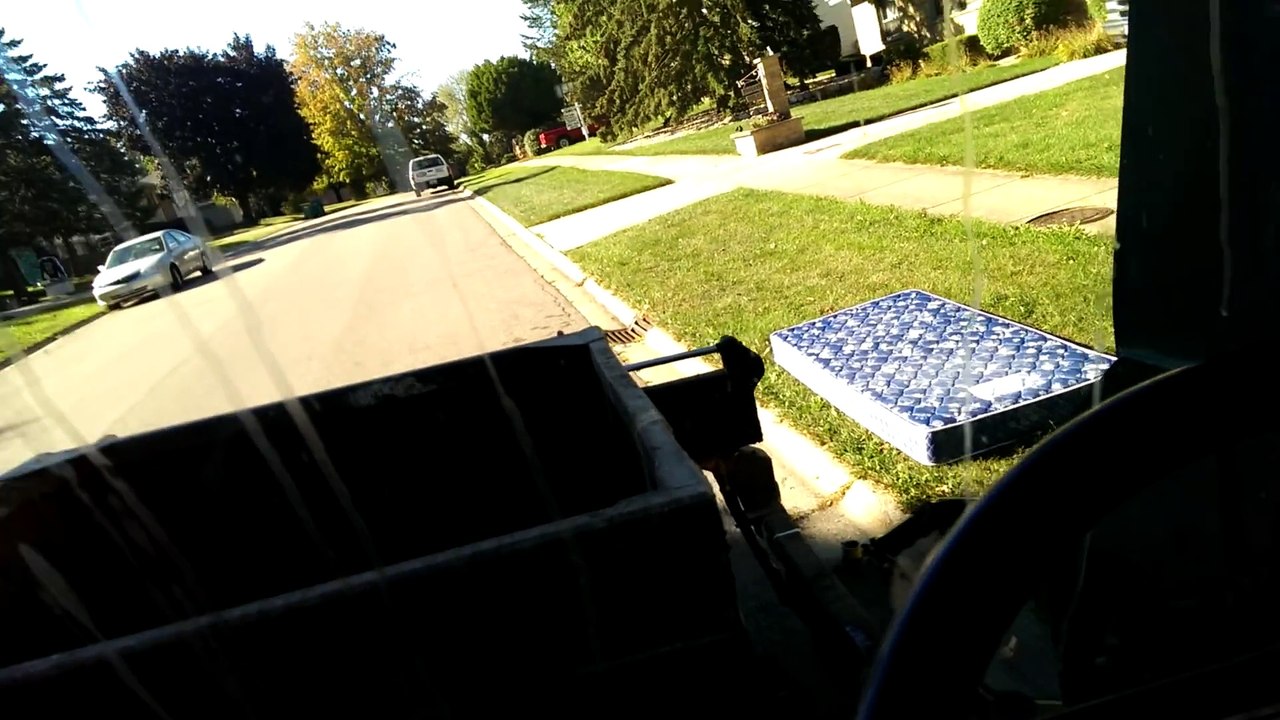 La joie de cet éboueur qui ramasse un matelas avec une pince géante !