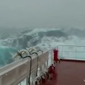 La taille de ces vagues au milieu de l'océan !