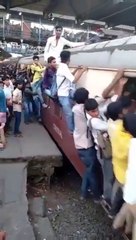 Voilà comment on prend le train en inde... Chaud