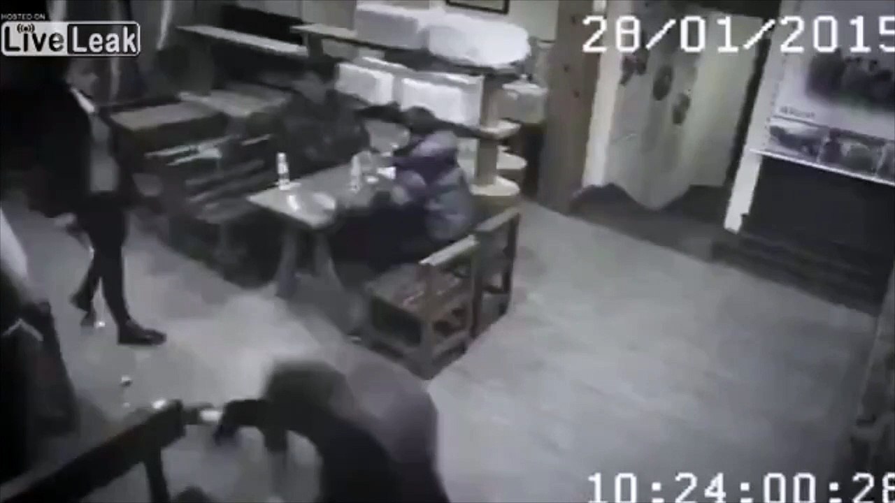 Une jeune fille met KO 3 racailles en mode samuraï au Japon !