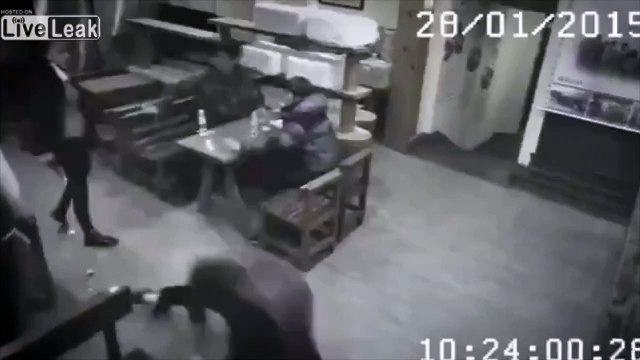 Une jeune fille met KO 3 racailles en mode samuraï au Japon !