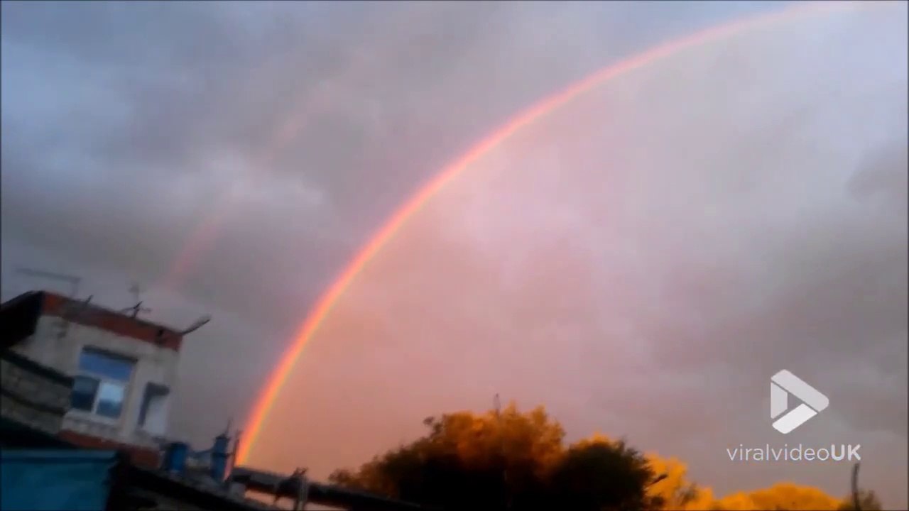 Ce mécanicien aperçoit un arc-en-ciel magnifique