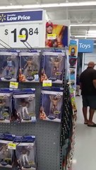 Il se fait surprendre en train de photographier les filles dans un supermarché