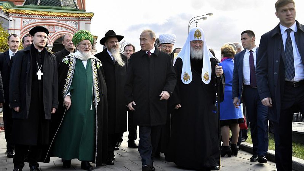Blumen und Märsche am Tag der nationalen Einheit