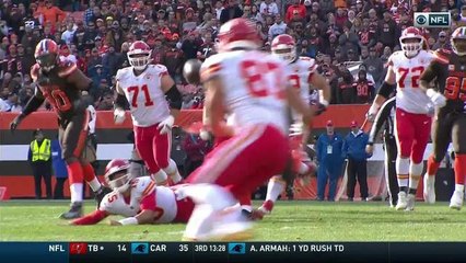 Mahomes' unusual diving throw results in 16-yard gain