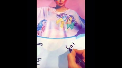 فرح الهادي توزع صورها الي في المعرض على جمهورها في اخر يوم معرض العطور