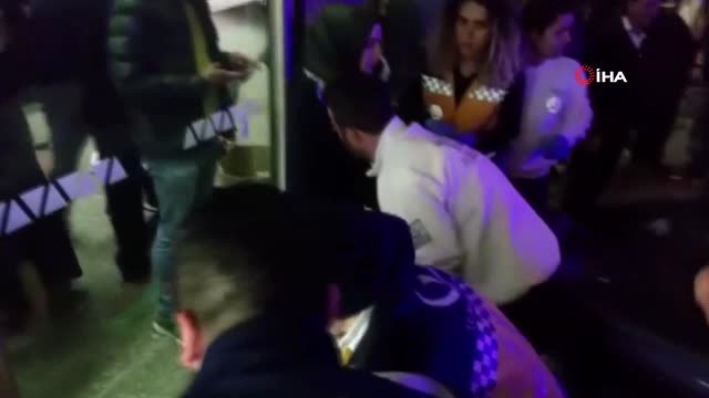Kontrolden Çıkan Otomobil Otobüs Durağına Daldı: 1'i Çocuk 3 Yaralı