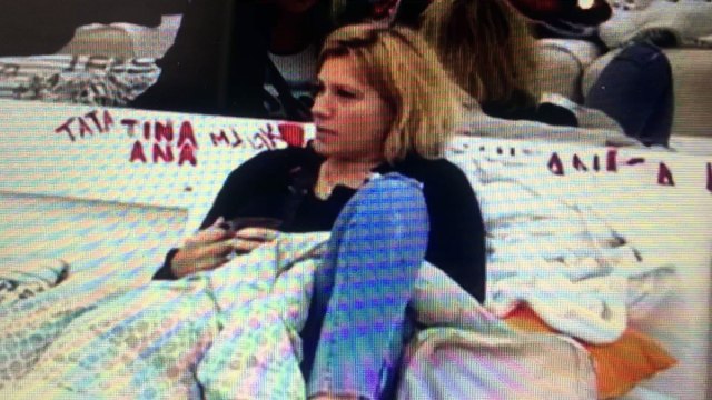 Zorica Markovic i Jelena Golubovic pricaju i zgrozeno broje cigane za stolom u Zadruzi - na kanalu RTV PINK , bez da su kaznjene za sirenje mrznje po nacionalnoj i rasnoj osnovi.