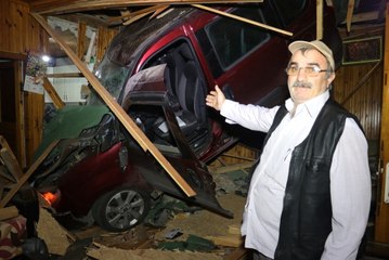 Kanepede Uyuyan Genç Çatıdan Giren Aracı Görünce Şoka Girdi