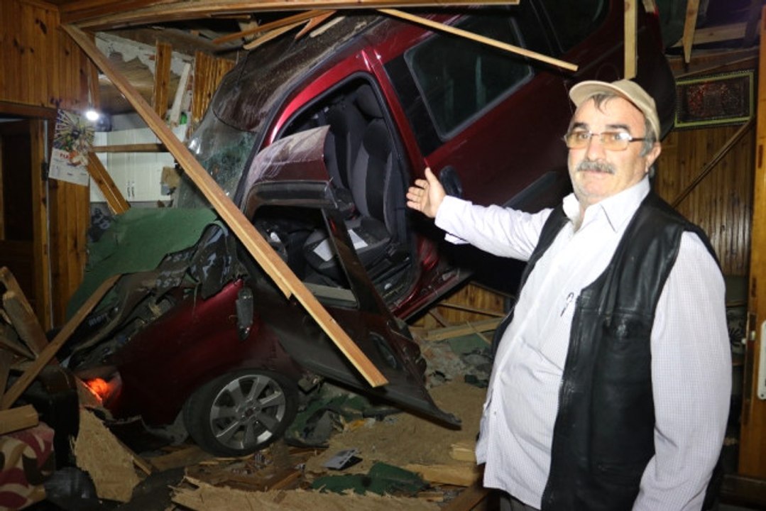 Kanepede Uyuyan Genç Çatıdan Giren Aracı Görünce Şoka Girdi
