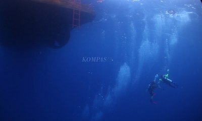 Tantangan Maut Evakuasi di Kedalaman Laut [1]