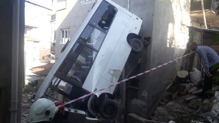 Freni Patlayan Minibüs Bahçeye Uçtu, 20 Yolcu Yaralandı
