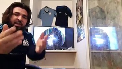 Le blogueur Mohamed Henni détruit sa télé avec une hache.