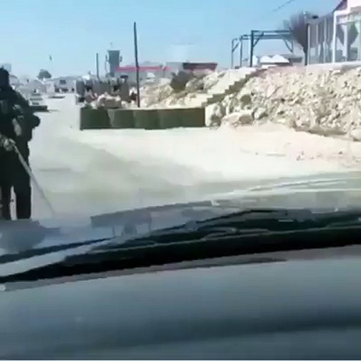 arama yapan polisi zıplatmak