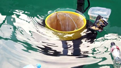 Este cubo de basura flotante limpia el mar por sí solo