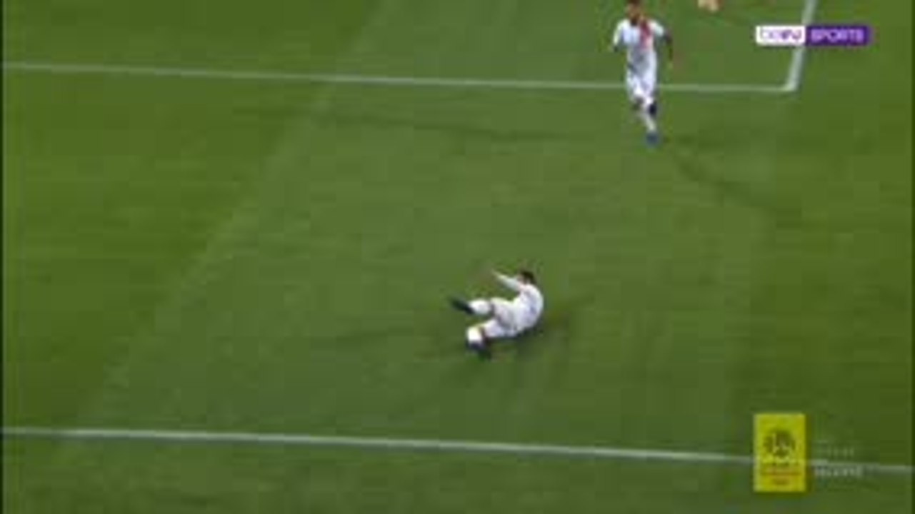 لقطة: الدوري الفرنسي: سافانييه نجمُ نيم يدكّ شباك ديجون بركلة حرّة مذهلة