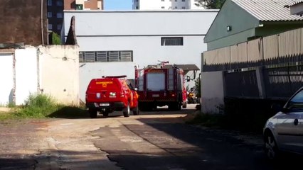 Veículo pega fogo em estacionamento