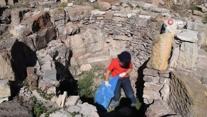 Öğrencilerden Keman Eşliğinde Çevre Temizliği