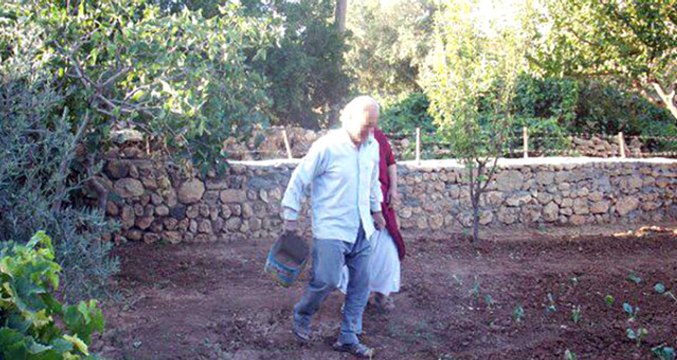 Elma Verip, Köydeki Kız Çocuklarına Cinsel İstismarda Bulunan 80'lik Sapık Tutuklandı