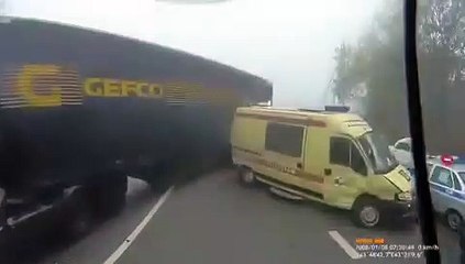 Ce policier qui se fait éjecter par une ambulance percutée par un camion !