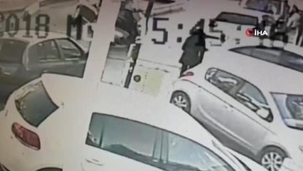 Kurye Park Halindeki Araca Çarptı: 1 Yaralı...o Anlar Kameraya Yansıdı