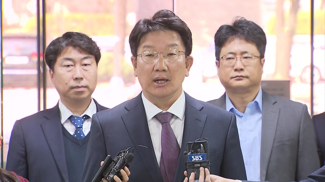 권성동·홍문종 의원 첫 법정 출석 "모든 혐의 부인" / YTN