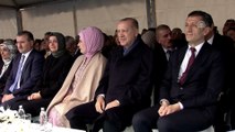 Cumhurbaşkanı Erdoğan ve eşi Emine Erdoğan açılışa getirilen bebeği sevdi - İSTANBUL