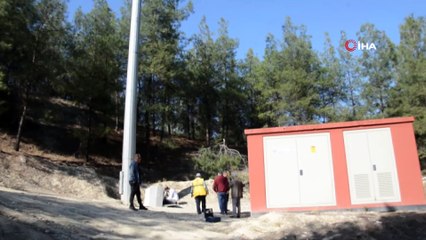 Akıma aldırış etmeden elektrik kablolarını çaldılar