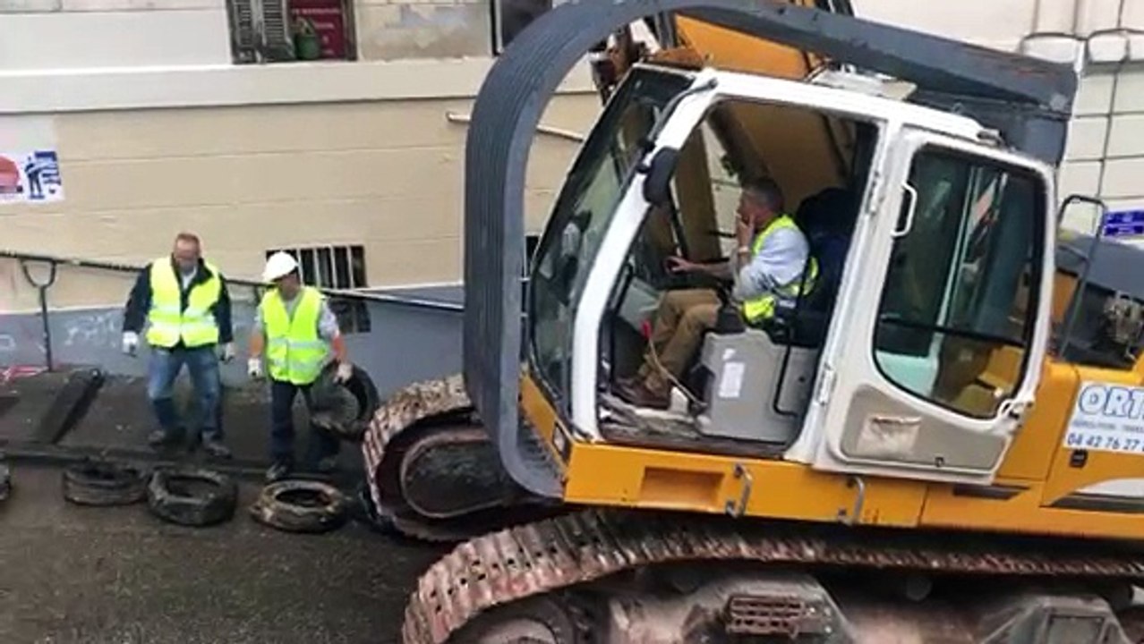 Effondrements d'immeubles à Marseille : un engin de terrassement arrive sur place