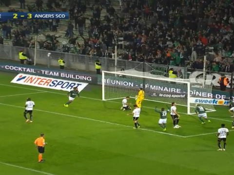 لقطة: الدوري الفرنسي: مانسو يسجّل بالخطأ داخل مرمى فريقه أنجيه مانحًا سان اتيان التعادل