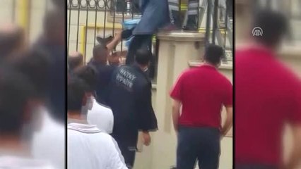 Eli Demir Parmaklıklara Saplanan Öğrenci Kurtarıldı