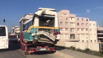 İzmir'de Kamyon Yolcu Minibüsüne Çarptı: 13 Yaralı