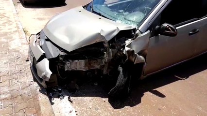 Veículo atinge portão de residência no Parque Verde