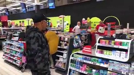 Le haka très gênant des employés dAuchan Petite-Forêt (Nord)