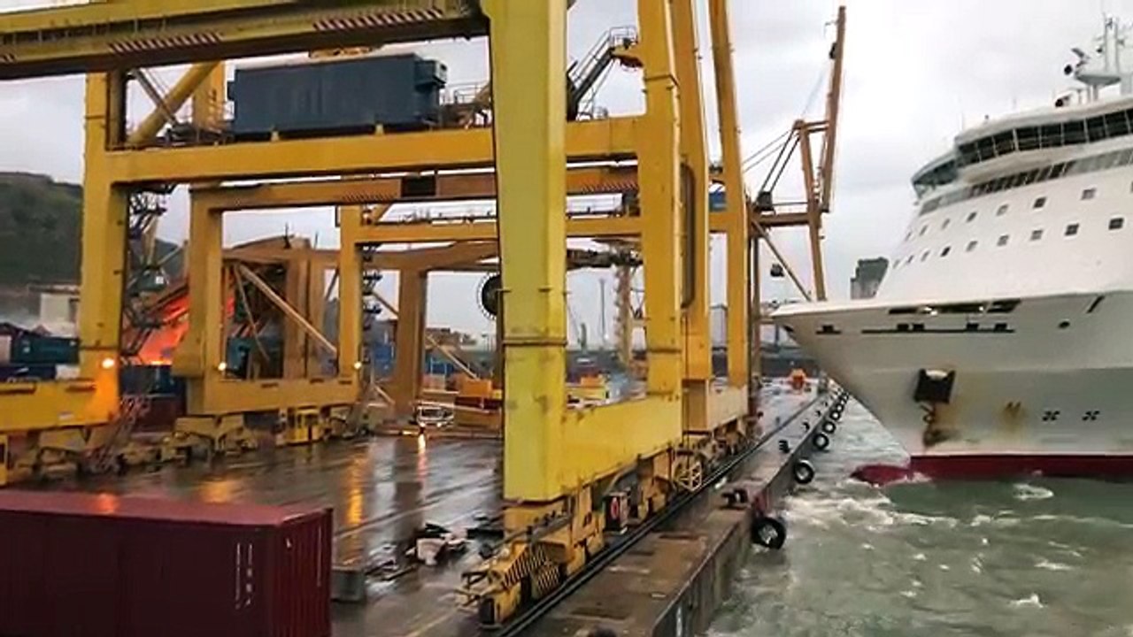 Un ferry fait basculer une grue et provoque un incendie