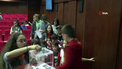 Miniklerin başkanlık yarışındaki vaatleri büyüklerini aratmadı