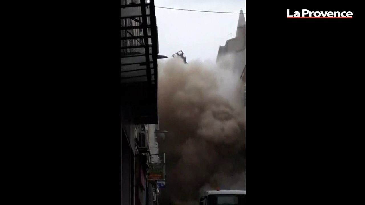 Marseille : les images impressionnantes de l'effondrement provoqué du troisième immeuble rue d'Aubagne