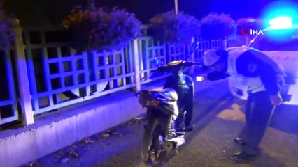 Otomobil kırmızı ışıkta motosiklete çarptı: 1 ölü, 2 yaralı
