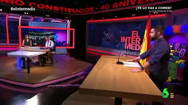 Dani Mateo se suena los mocos con la bandera de España y la llama trapo y consigue ofender a la extrema derecha española
