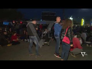 Banorët bllokojnë Unazën e Re,për mosshembjen e banesave - News, Lajme - Vizion Plus