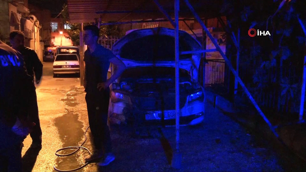 Kimliği belirsiz kişiler park halindeki otomobili kundakladı
