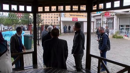 Yağmur altında cenazelerini bekliyorlar