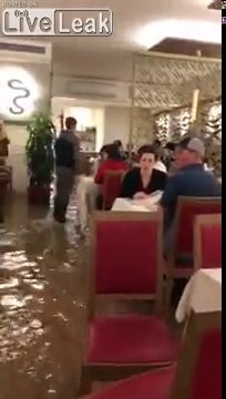 Restaurant les pieds dans l'eau à Venise en pleine inondation : ça n'arrête rien !